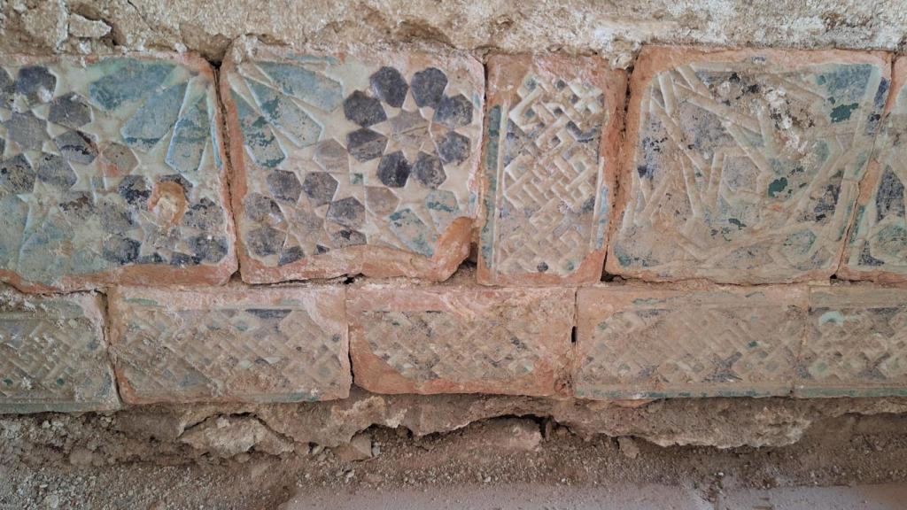 Detalle de arrimadero cerámico localizado durante las excavaciones en el interior de la Real Casa de Campo.