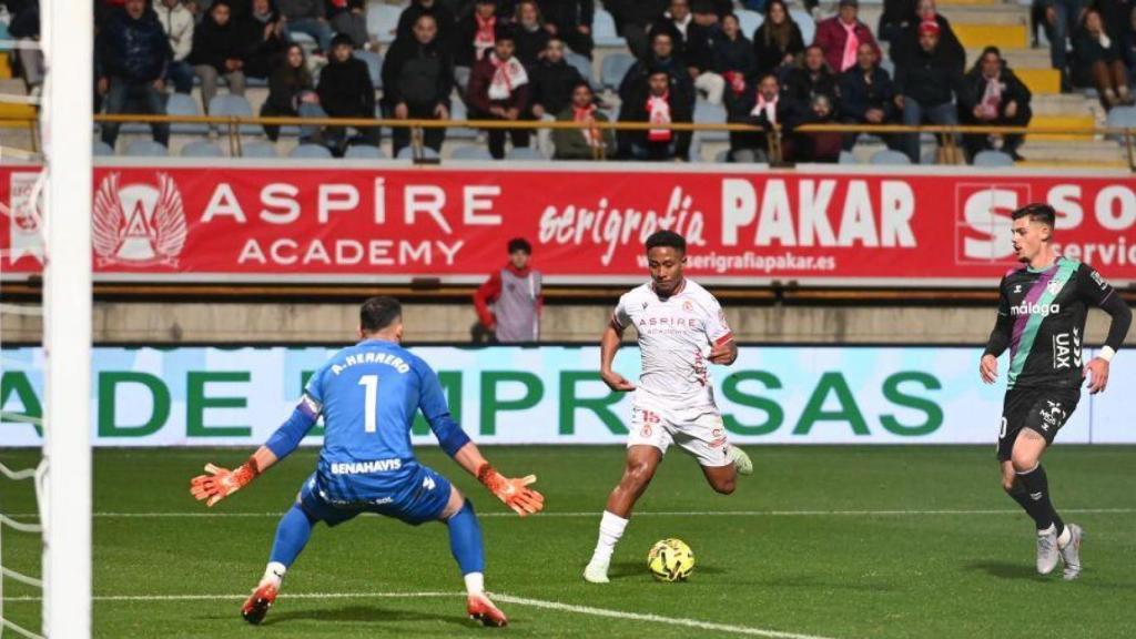 Ribeiro en el momento de batir a Herrero en el Cultural Leonesa vs. Málaga CF de Segunda División