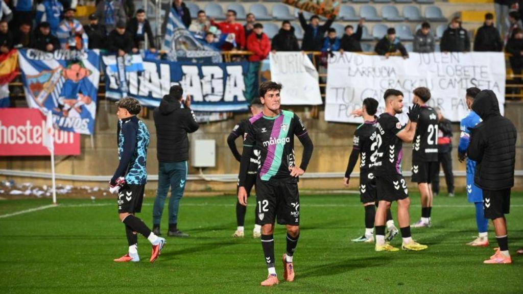 Los jugadores del Málaga CF al final del partido contra la Cultural Leonesa