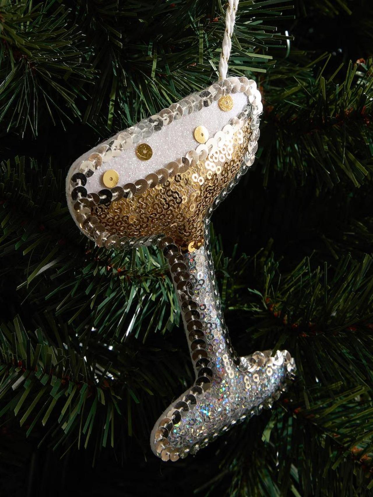 Imagen de una propuesta de colgante de El Corte Inglés con forma de copa de champán. Su precio es de 3,95 euros.