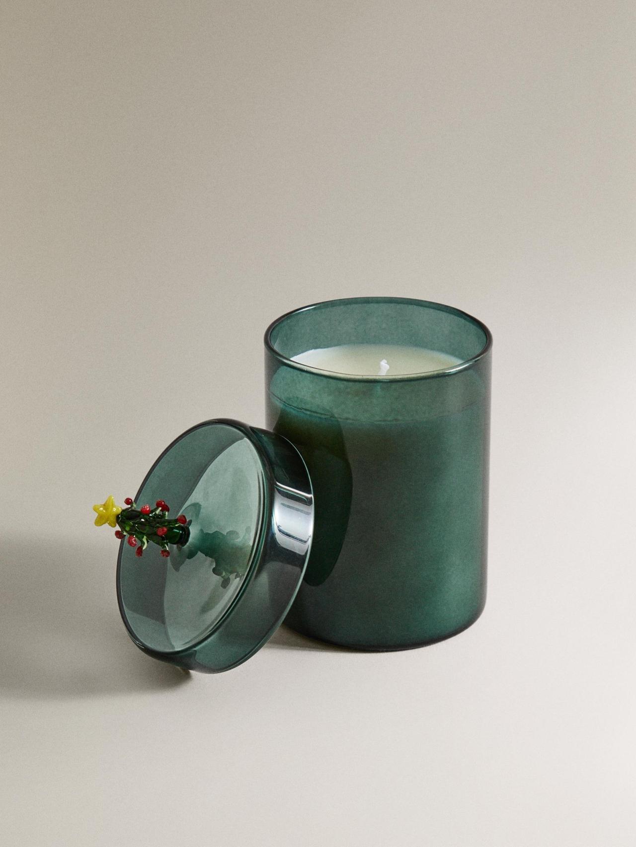 Vela aromática Winter Cypress de Zara Home. Su precio es de 19,99 euros.