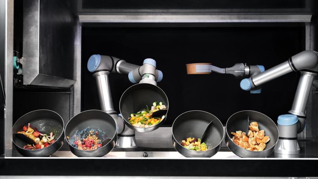 Los brazos robóticos del CA-1 cocinando a pleno rendimiento