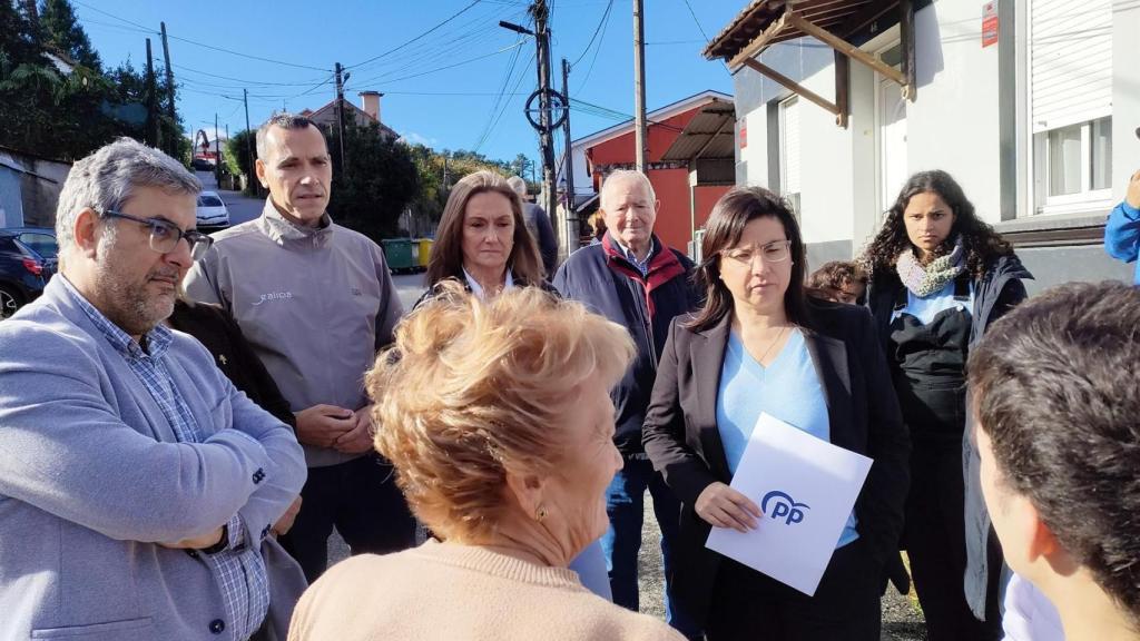 La diputada del PP en el Congreso, Ana Vázquez, y la presidenta del PP de Vigo, Luisa Sánchez, junto a ediles del PP, en un encuentro con vecinos de Cabral.