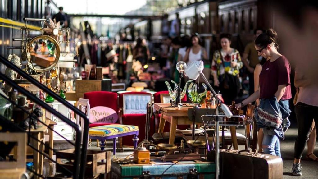 Vista del mercado de antigüedades de Madrid de Brocantes.