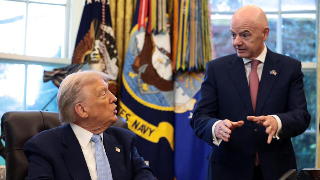 Donald Trump y Gianni Infantino, presidente de la FIFA, en el Despacho Oval de la Casa Blanca