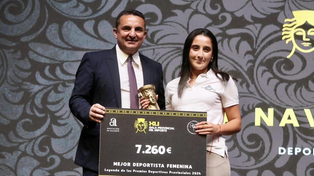 El alcalde de La Nucia entrega el premio a la remera Lucía Navarro.