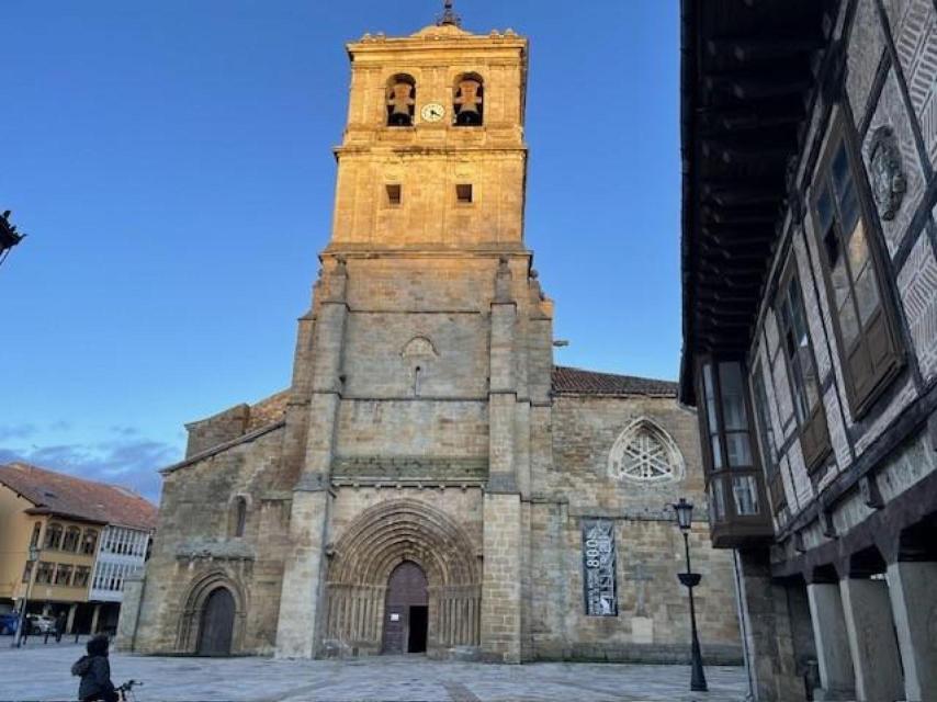 Colegiata de San Miguel, ubicada en la Plaza de España.