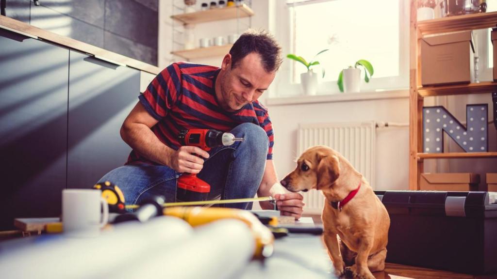 Un hombre reformando su cocina.