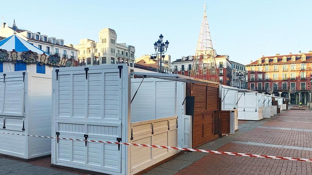 Las primeras casetas montadas en la Plaza Mayor de Valladolid
