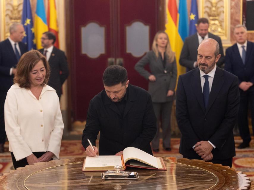 Zelenski firma en el libro de honor del Congreso durante su visita al Congreso este martes.