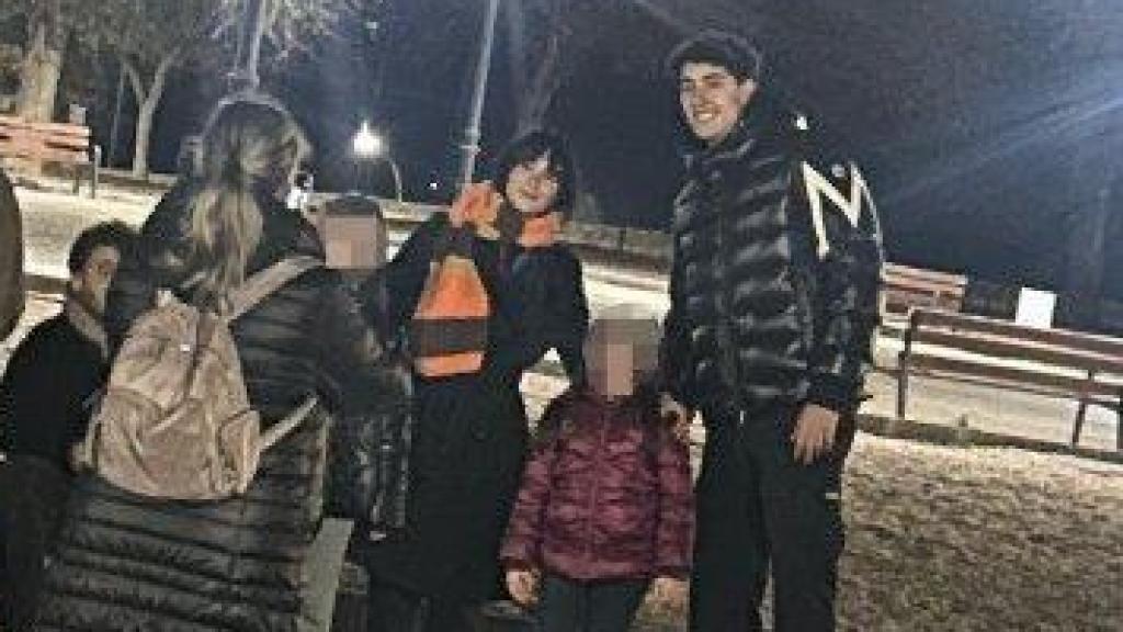 Aitana y Plex haciéndose fotos con fans en Toro