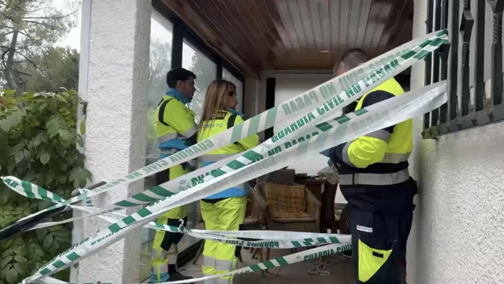 El 112 en el chalet de Alpedrete donde fueron hallados los cuerpos sin vida de una pareja de 60 años.