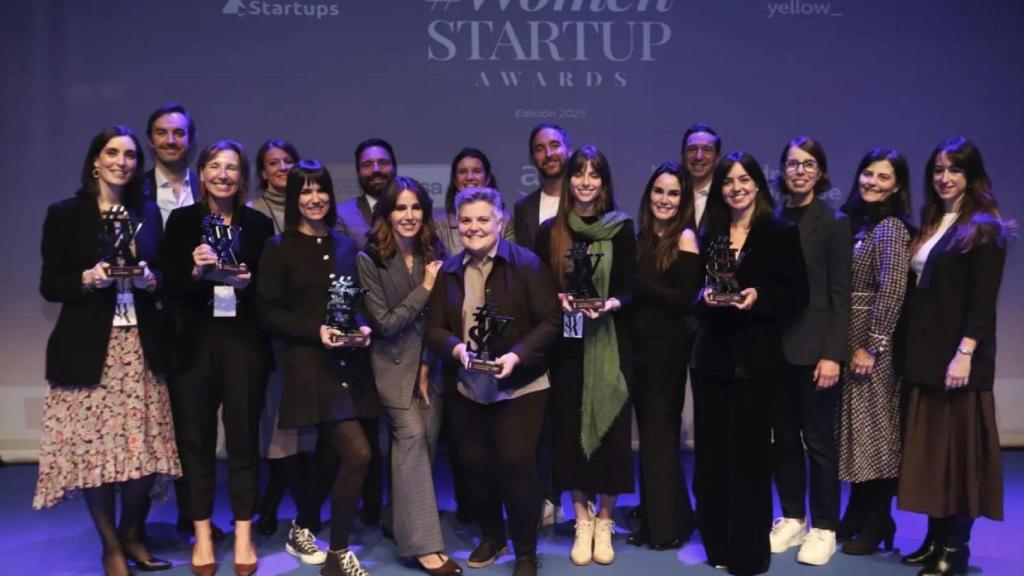 Carmen Pumariño, primera por la izquierda con su premio, junto al resto de galardonadas en la gala de los Women Startup Awards.