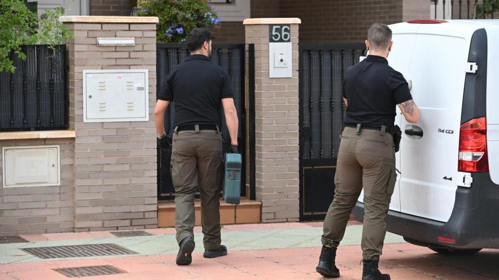 Registro de la casa del presidente de la diputación de Almería, Javier Aureliano García (PP), que ha sido detenido por agentes de la Unidad Central Operativa (UCO) de la Guardia Civil.