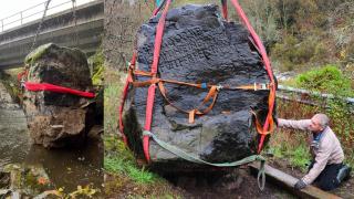 El arqueólogo Miguel Ángel López Marcos durante la intervención en la pedra de Mourazos.
