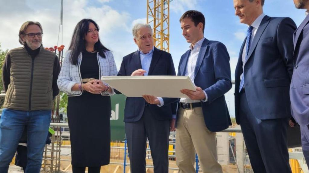 Octavio López visita el inicio de las obras de una promoción de 90 viviendas de protección oficial en Huesca.