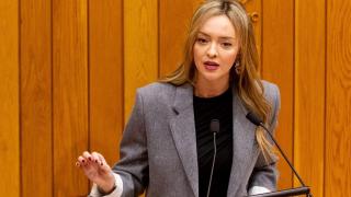 La conselleira de Política Social e Igualdade, Fabiola García, comparece en el pleno del Parlamento de Galicia.