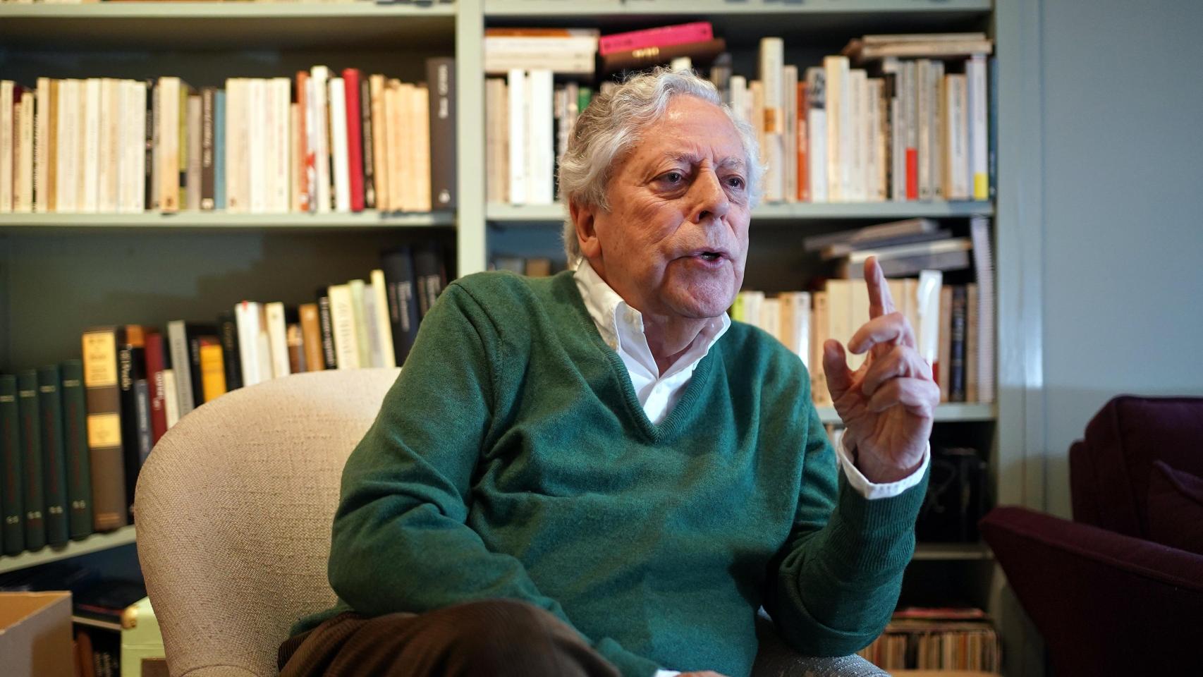 El periodista Miguel Ángel Aguilar en su casa de Madrid, durante la entrevista con EL ESPAÑOL.