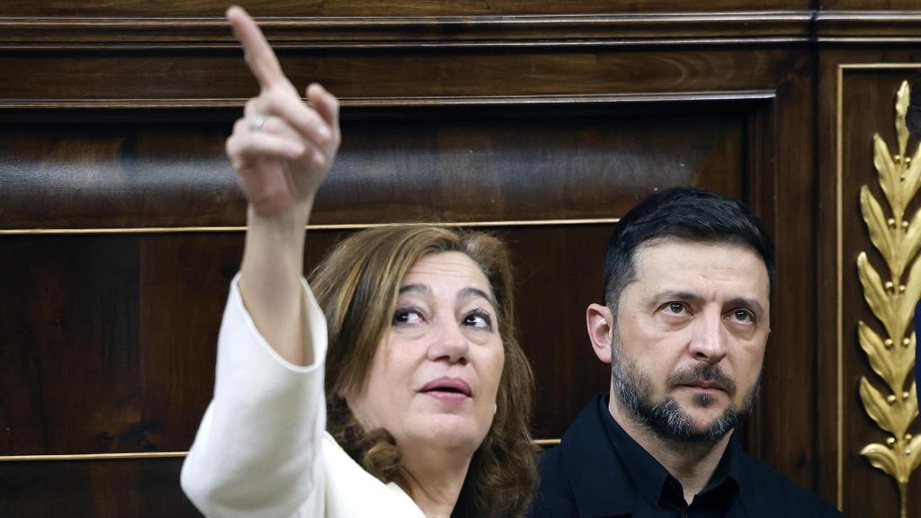 Armengol enseñando a Zelenski las marcas de los disparos del 23-F en el techo del Congreso.