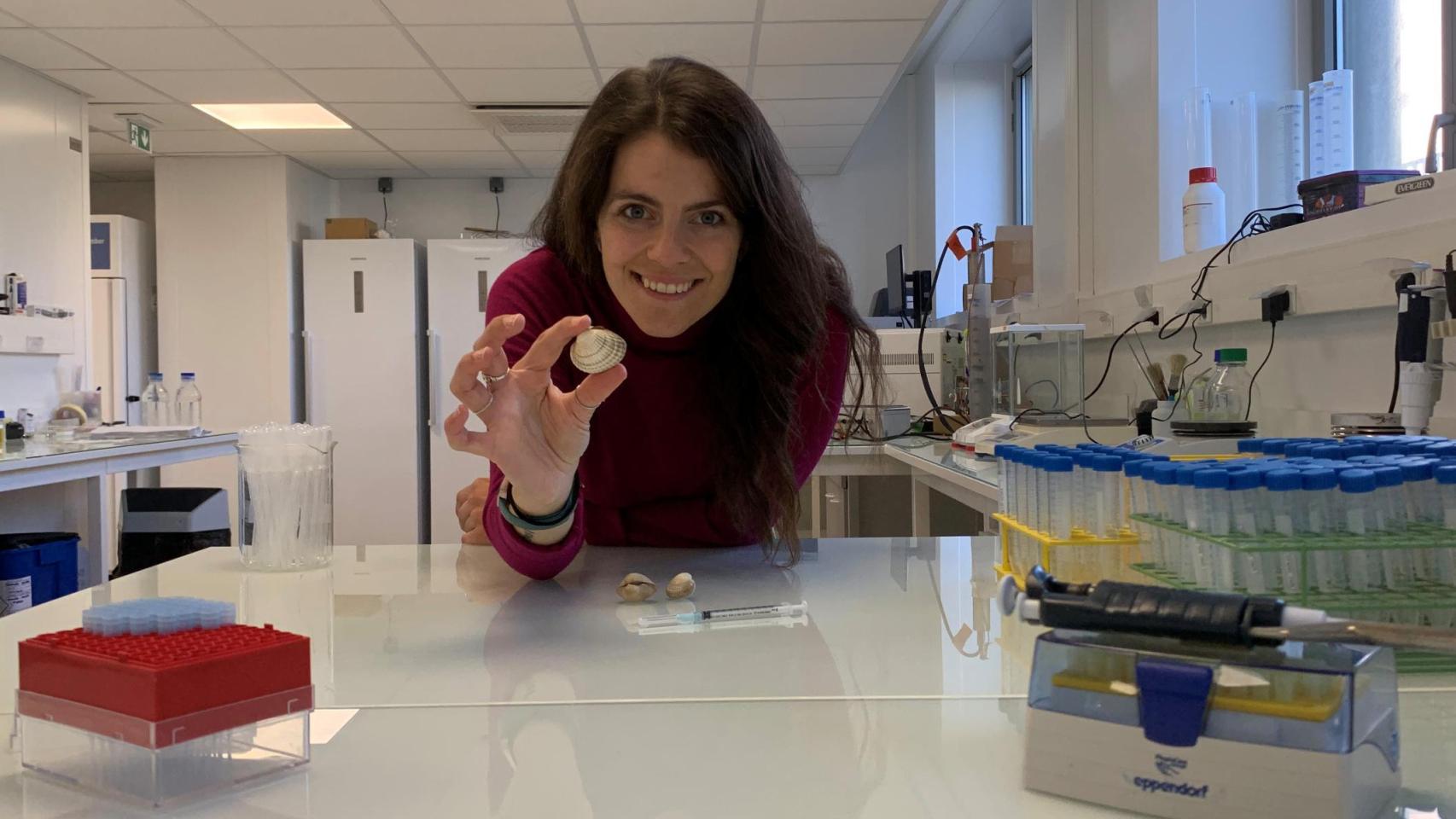 Alicia L. Bruzos, en el laboratorio.