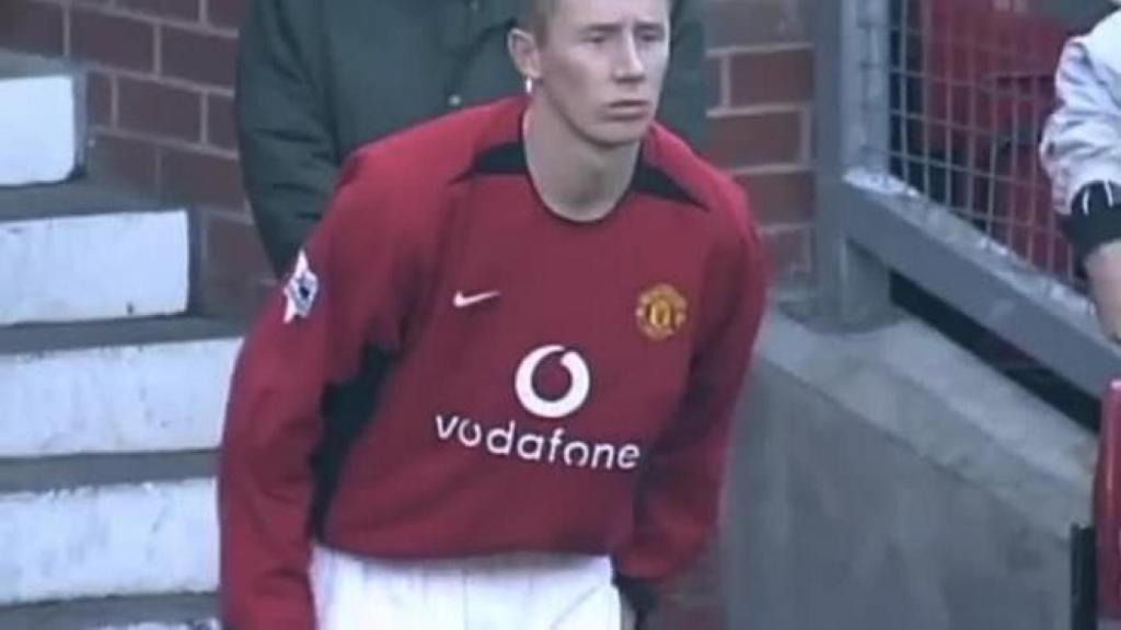 Lee Roche, saliendo del banquillo en un partido del Manchester United