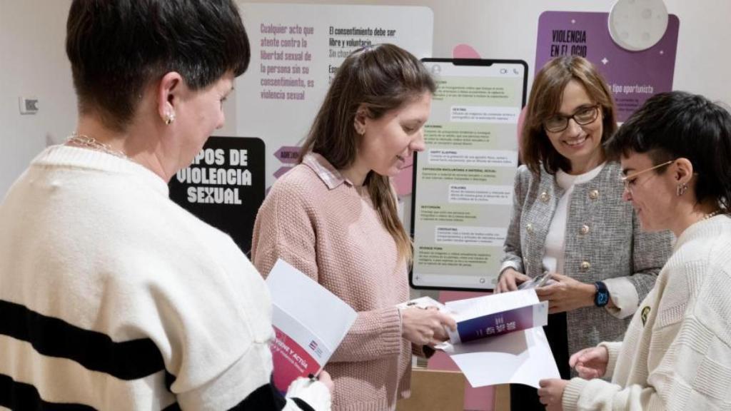 María Antoñanzas, directora del IAM, junto a algunas trabajadoras del Caivis de Zaragoza.