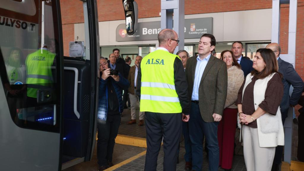 Mañueco conversa con un empleado de transportes