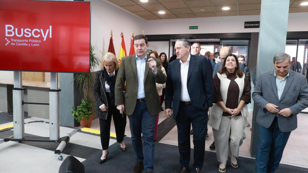 El presidente de la Junta de Castilla y León, Alfonso Fernández Mañueco, visita la estación de autobuses de Benavente