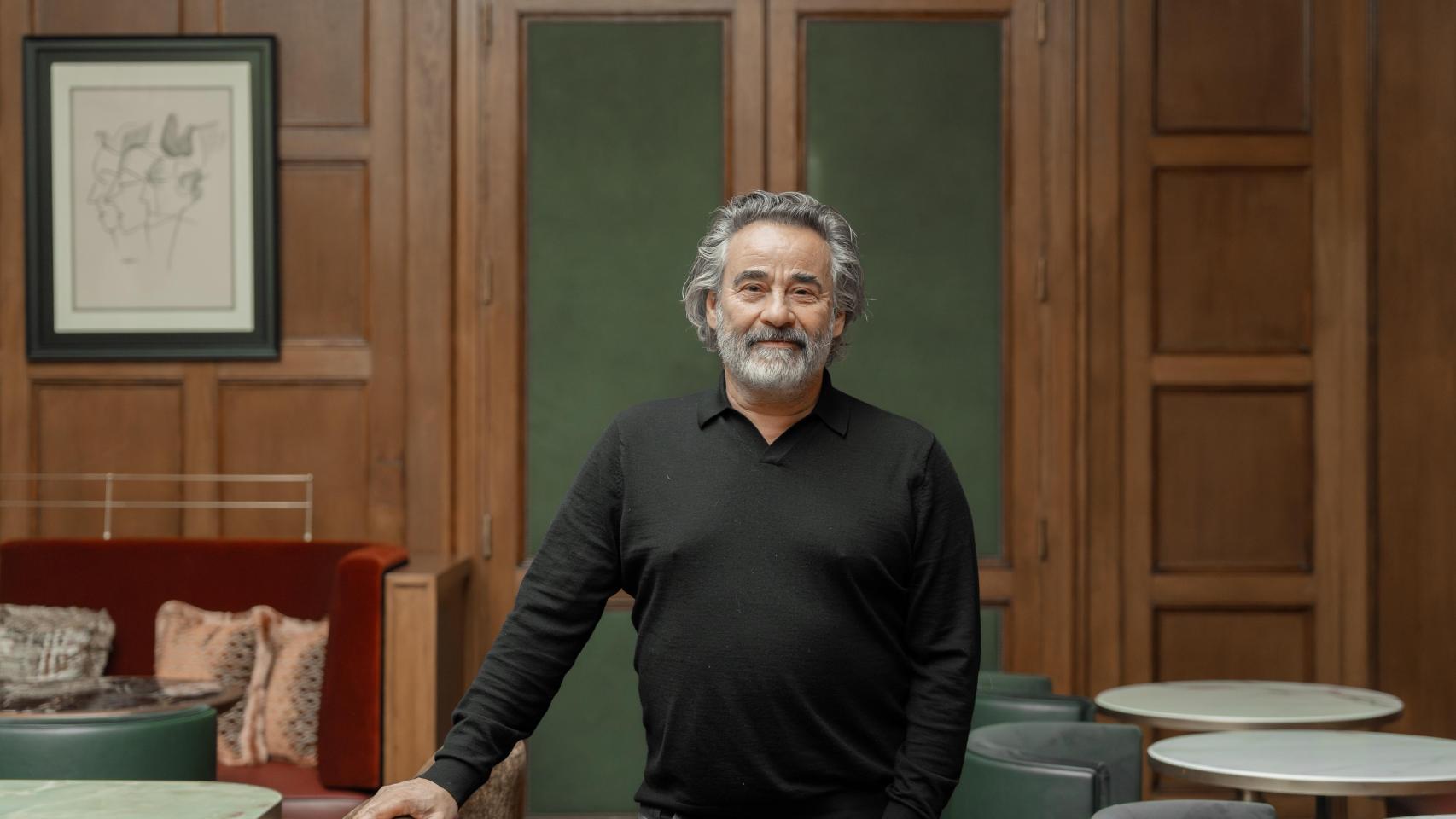 El actor Eduard Fernández nos recibe en una sala del Palace para hablarnos de Anatomía de un instante... y de sus mujeres inspiradoras.