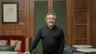 El actor Eduard Fernández nos recibe en una sala del Palace para hablarnos de Anatomía de un instante... y de sus mujeres inspiradoras.