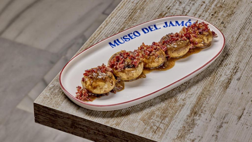Champiñones rellenos con duxelle y picadillo de jamón ibérico.