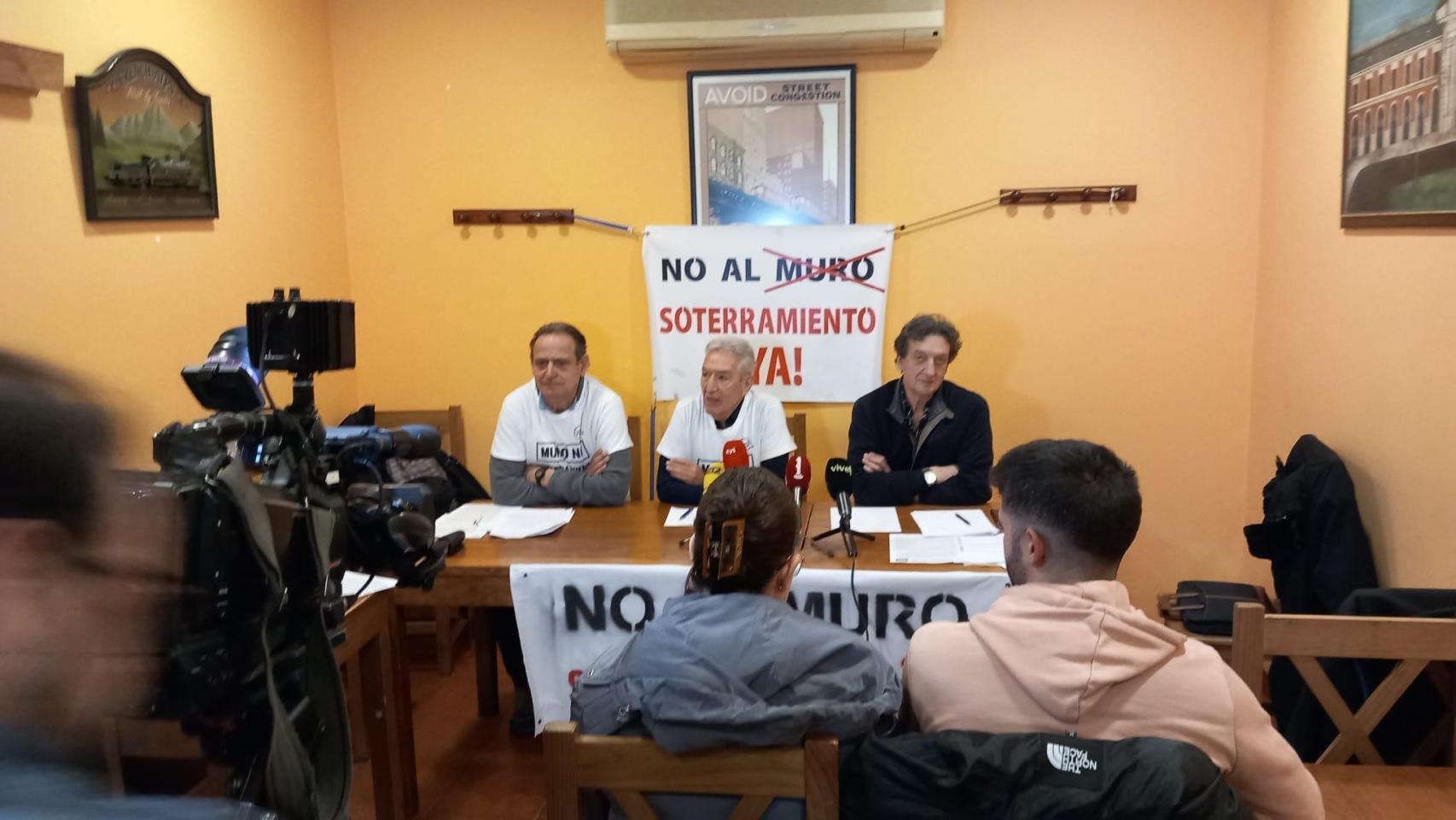 Miembros de la Plataforma por el Soterramiento de Valladolid en rueda de prensa