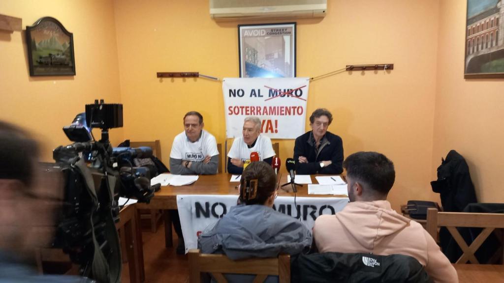 Miembros de la Plataforma por el Soterramiento de Valladolid en rueda de prensa