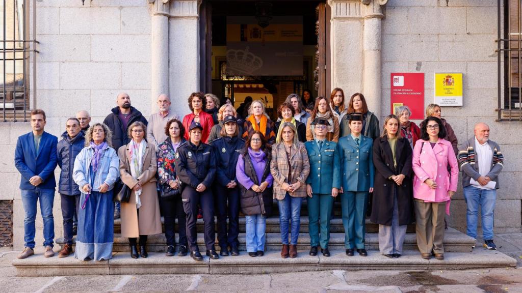 Despliegue del lazo morado con motivo del 25N.