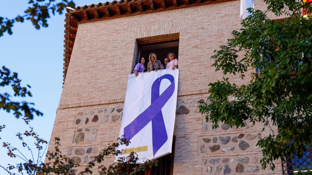 Despliegue del lazo morado con motivo del 25N.