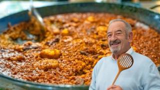 El chef Karlos Arguiñano junto a una paella.