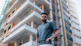 El joven emprendedor da consejos inmobiliarios en redes sociales.