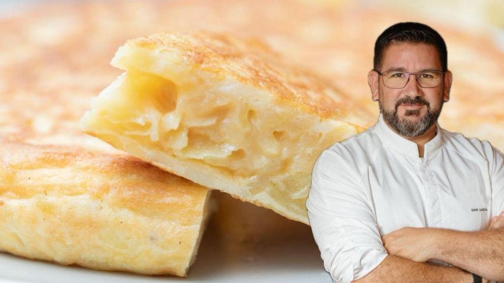 El chef Dani García junto a una tortilla de patatas.