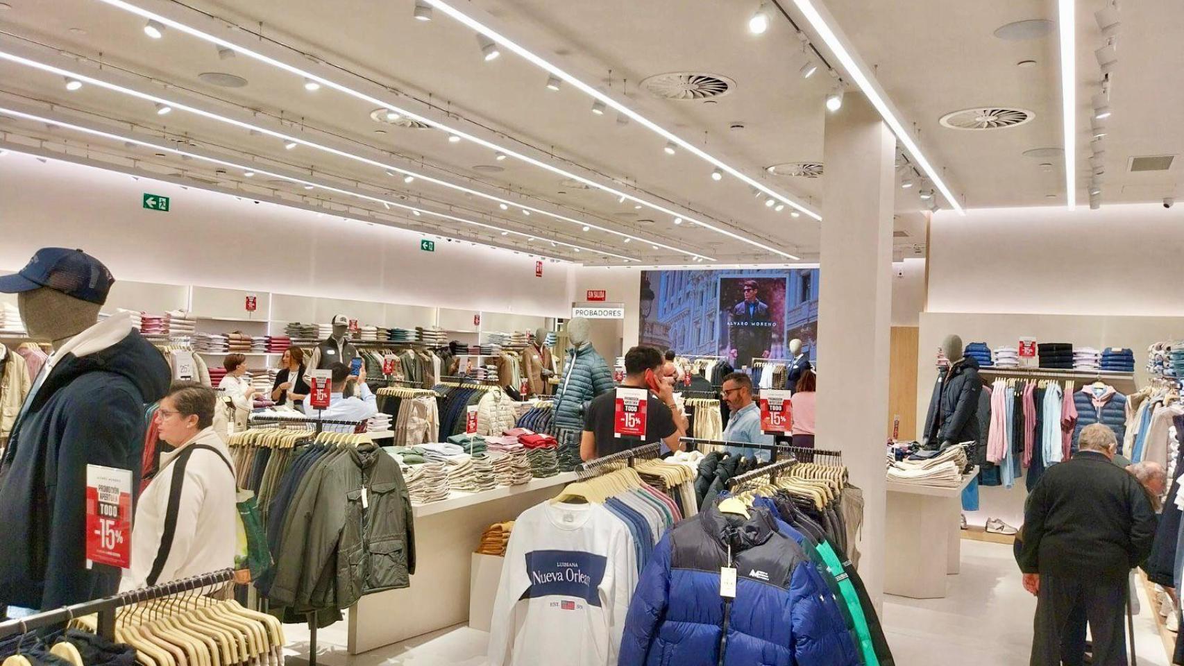 Interior de una tienda de Álvaro Moreno.