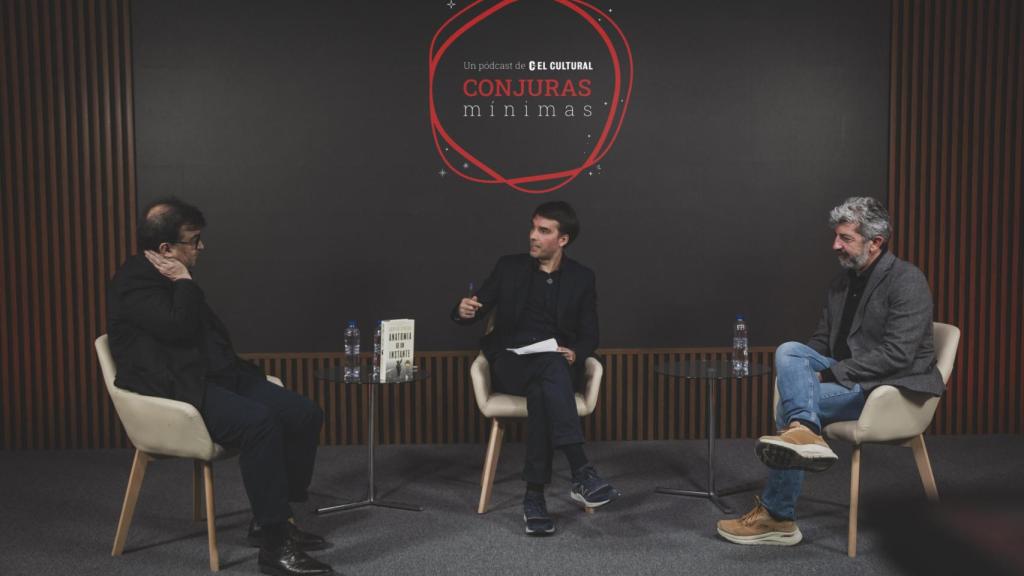 El escritor Javier Cercas y el cineasta Alberto Rodríguez durante su conversación con el director de El Cultural, Alberto Ojeda (en el centro). Foto: Javier Carbajal