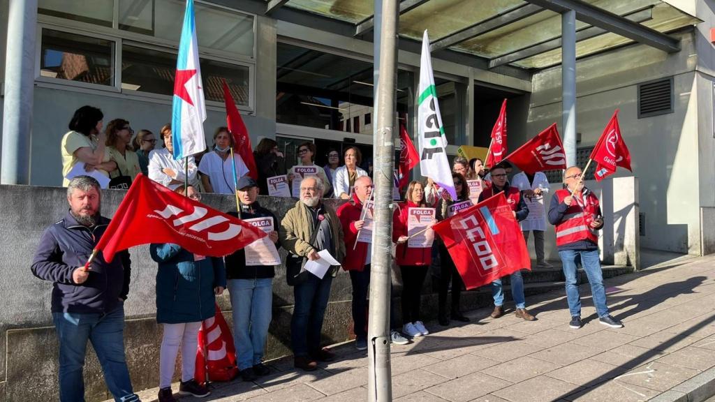 Concentración en un centro de atención primaria en Santiago de Compostela.