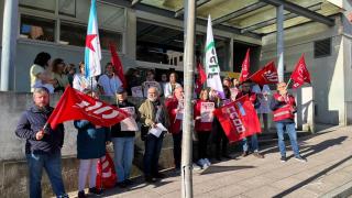 Concentración en un centro de atención primaria en Santiago de Compostela.