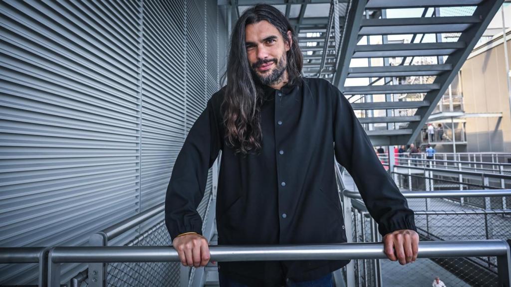 Óliver Laxe posa durante el Festival de Cine de Santander (FCS), en el Centro Botín.