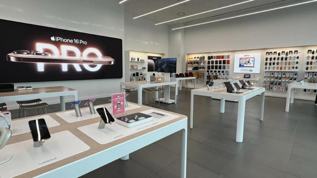 Interior de una tienda Rossellimac.