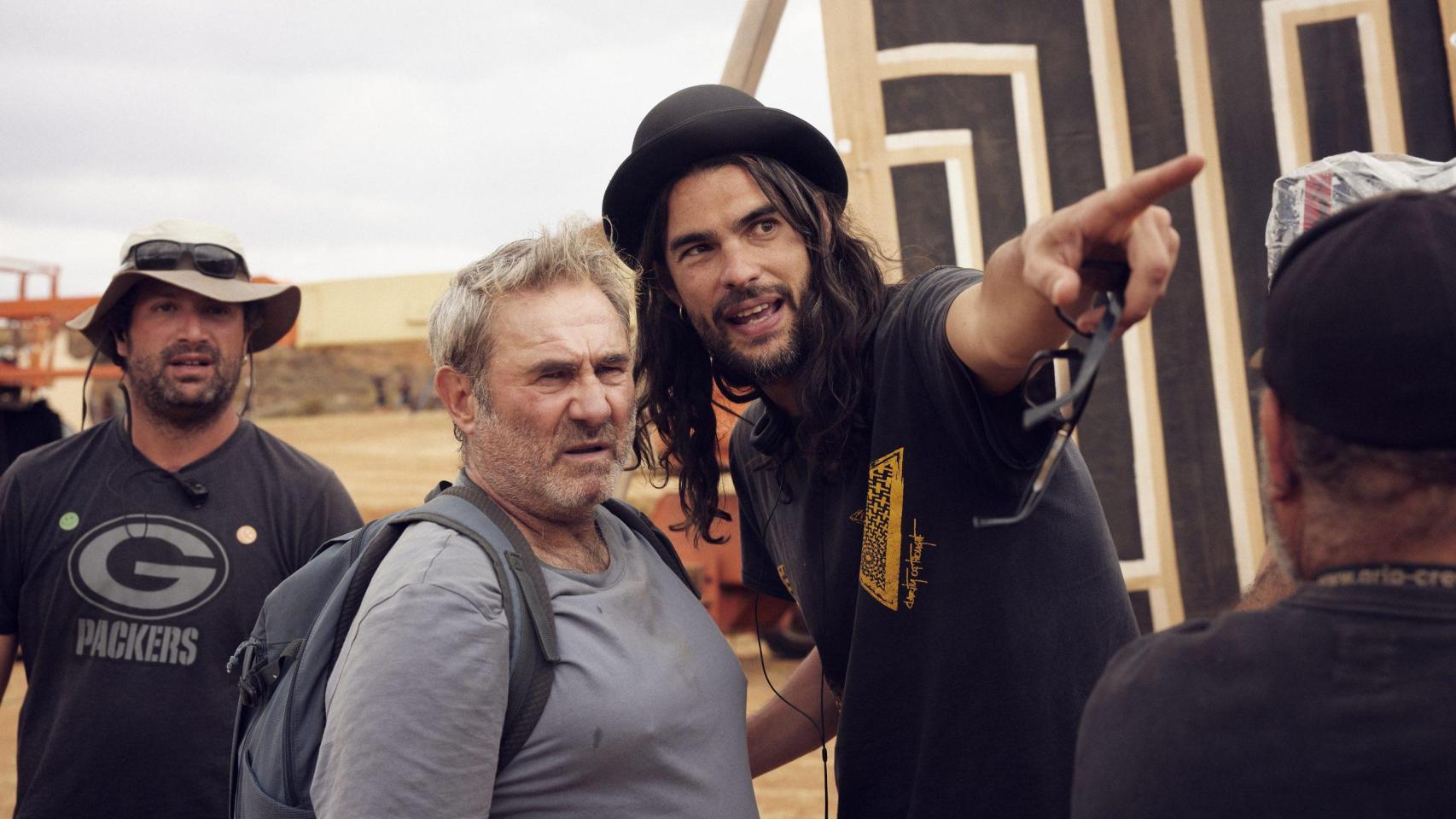 Sergi López y Oliver Laxe durante el rodaje de 'Sirat'. Foto: Quim Vives