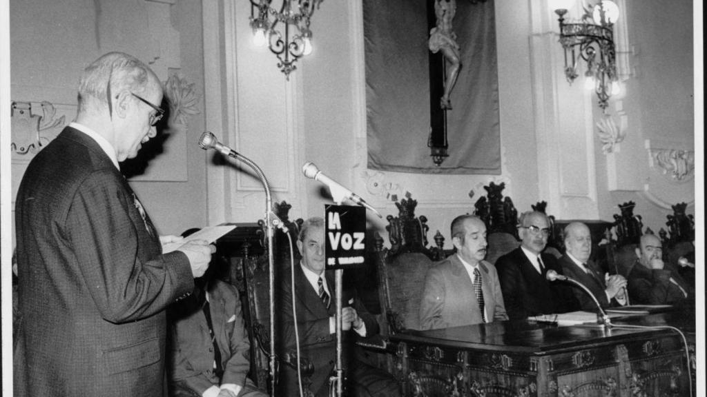 En la mesa presidencial, de izquierda a derecha, Martín Santos Romero; Julio Hernández; José estévez Méndez; José González Regueral y Santiago López