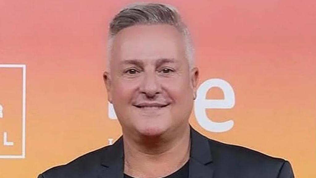 El presentador Roberto Herrera.