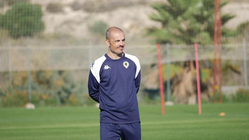 Beto Company en el primer entrenamiento con el equipo blanquiazul.