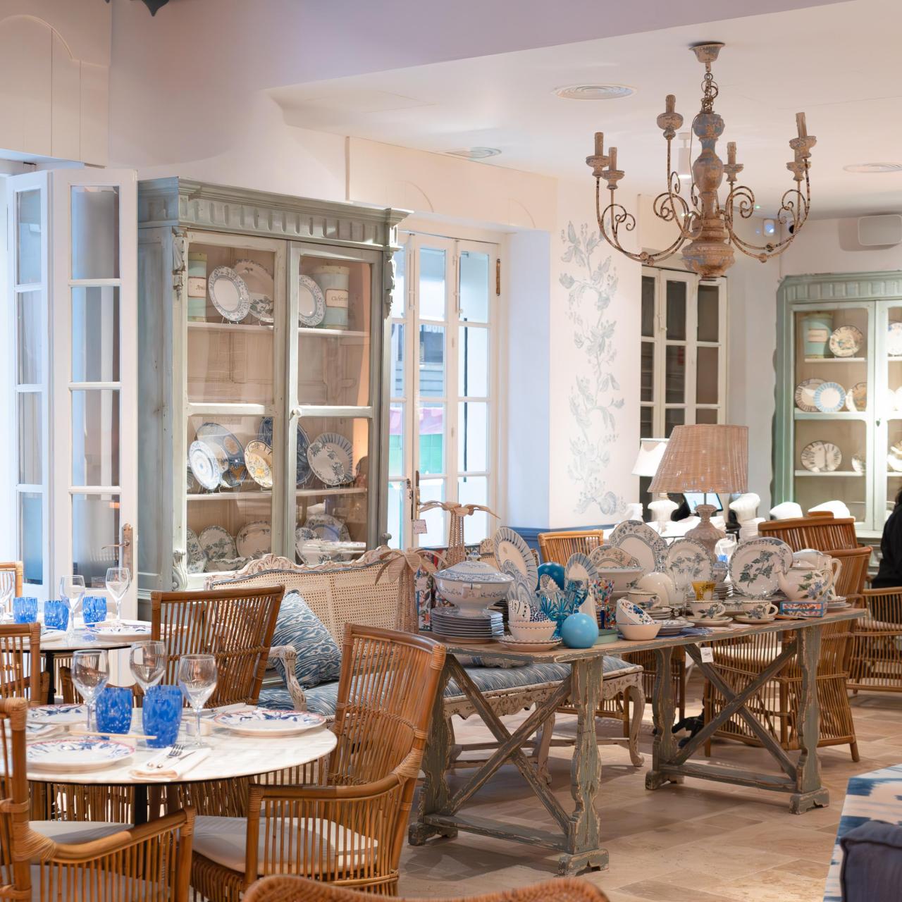 El salón y la tienda de Sushita Chinitas.