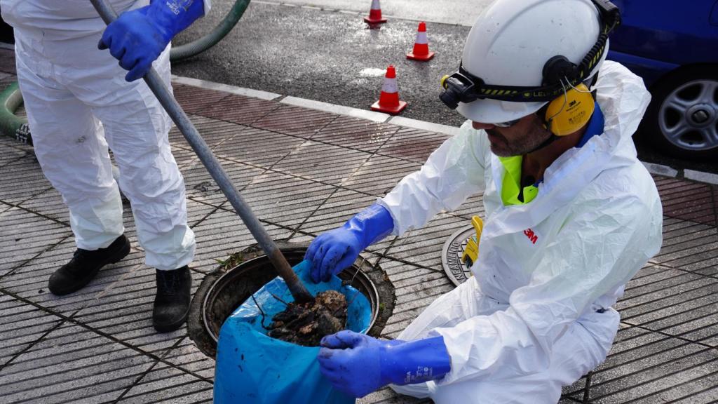 Acciones de limpieza en la red de saneamiento.
